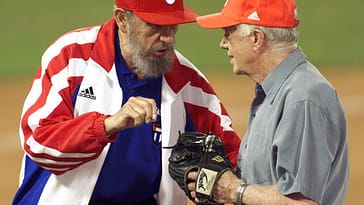 Fidel castro le enseña a Jimmy Carter cómo tiene que tirar la bola