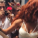 Rihanna se abre paso entre una multitud de Cubanos afectada por frijoles negros