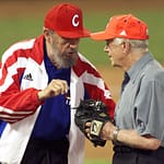 Fidel castro le enseña a Jimmy Carter cómo tiene que tirar la bola