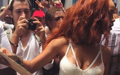 Rihanna se abre paso entre una multitud de Cubanos afectada por frijoles negros