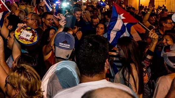 Un grupo de cubanos protesta frente a casa de Rubiera