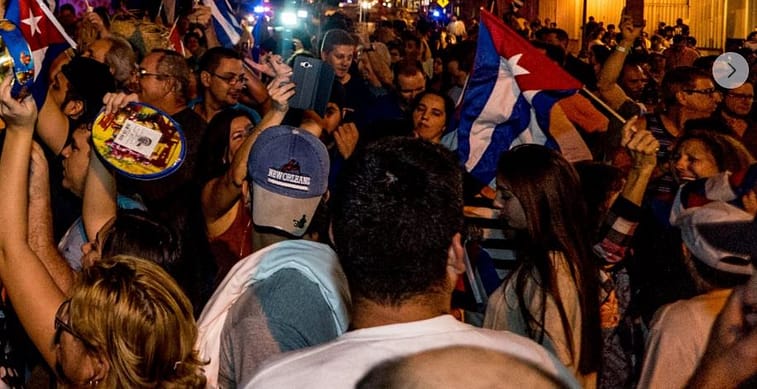 Un grupo de cubanos protesta frente a casa de Rubiera